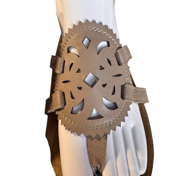 Maurices Womens Size 9M Alyssa Sandal Toe Post Taupe Laser Cutout Medallion - Picture 6 of 11